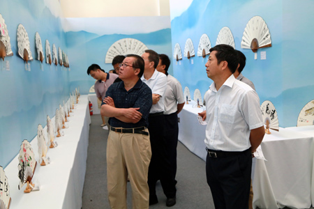国家信访局机关组织干部职工参观中央国家机关廉政文化建设“清风”主题书画扇面展