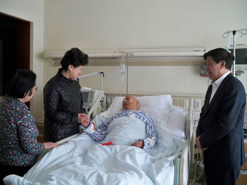 舒晓琴探望肖光同志