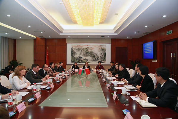 李皋会见白俄罗斯总统办公厅干部考察团