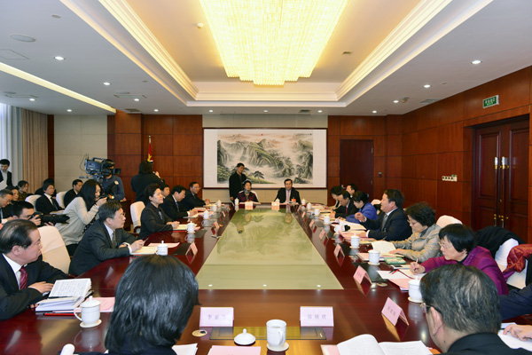 舒晓琴与部分全国人大代表政协委员座谈 听取对国家信访局工作的意见建议
