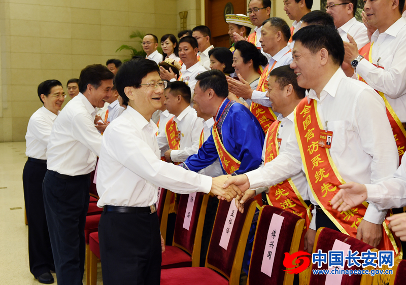 孟建柱:坚持党的群众路线 依法维护群众合法权益