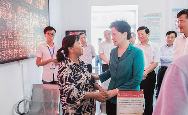 舒晓琴在湖北省调研时强调<br />加强源头工作<br />及时就地解决群众合理合法诉求