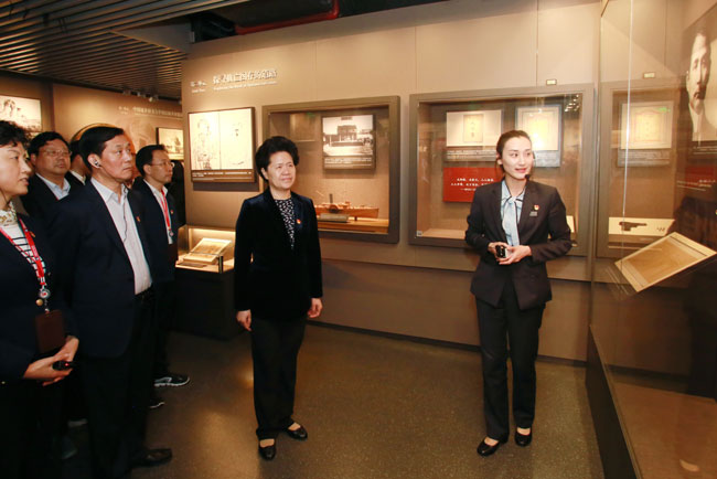 舒晓琴与全国省级信访局长专题研讨班学员<br />集体瞻仰中共一大、二大会址