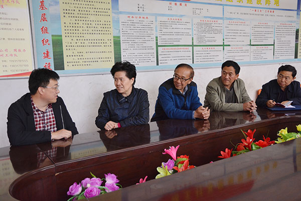 舒晓琴在国家信访局定点扶贫县调研时强调<br/>进一步巩固扩大脱贫成果<br/>坚决打赢脱贫攻坚战