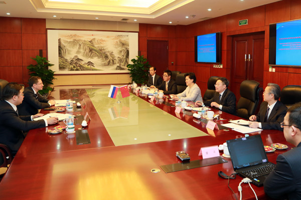 舒晓琴同俄罗斯联邦总统公民和团体工作局局长米哈伊洛夫斯基会谈